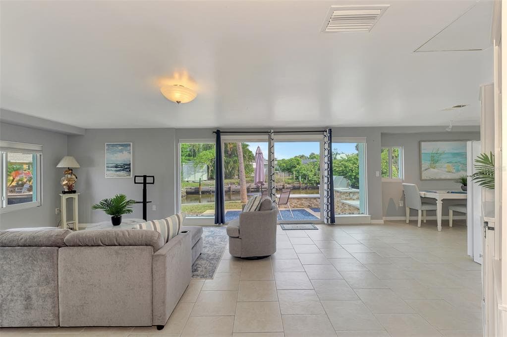 387 AVENIDA MILANO photo 11