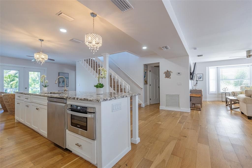 607 S BAY BOULEVARD photo 12