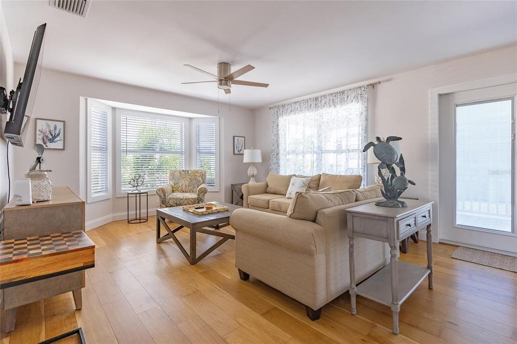 607 S BAY BOULEVARD photo 15