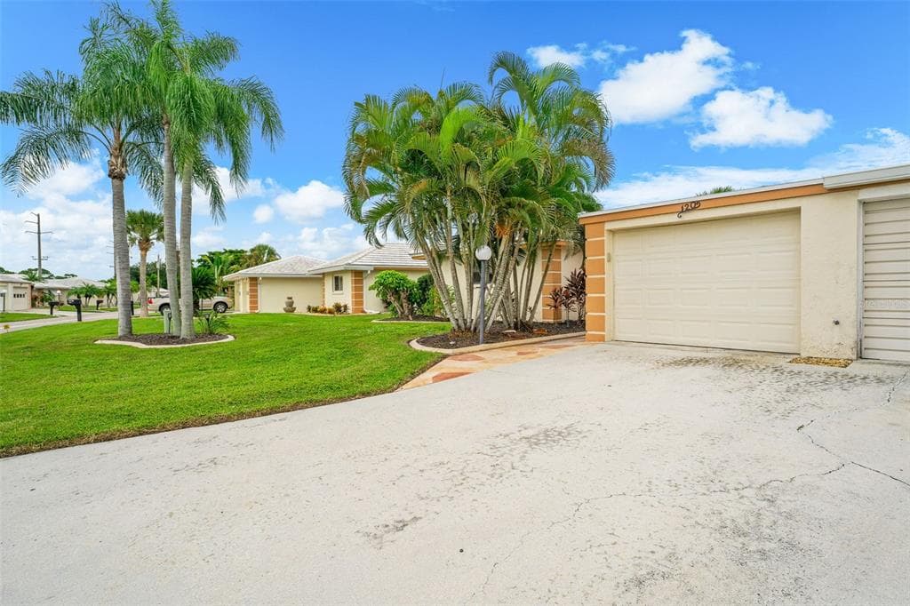 120 VILLA DRIVE 120 photo 3