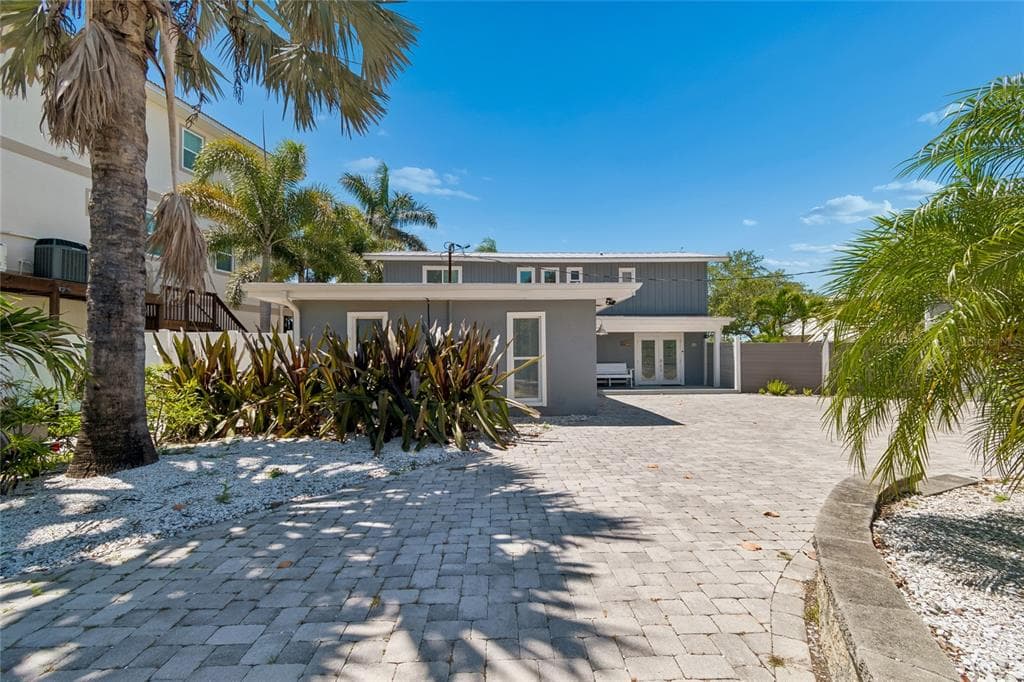 104 KLOSTERMAN ROAD W 3