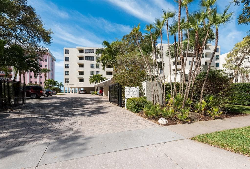 99 SUNSET DRIVE 401 photo 2