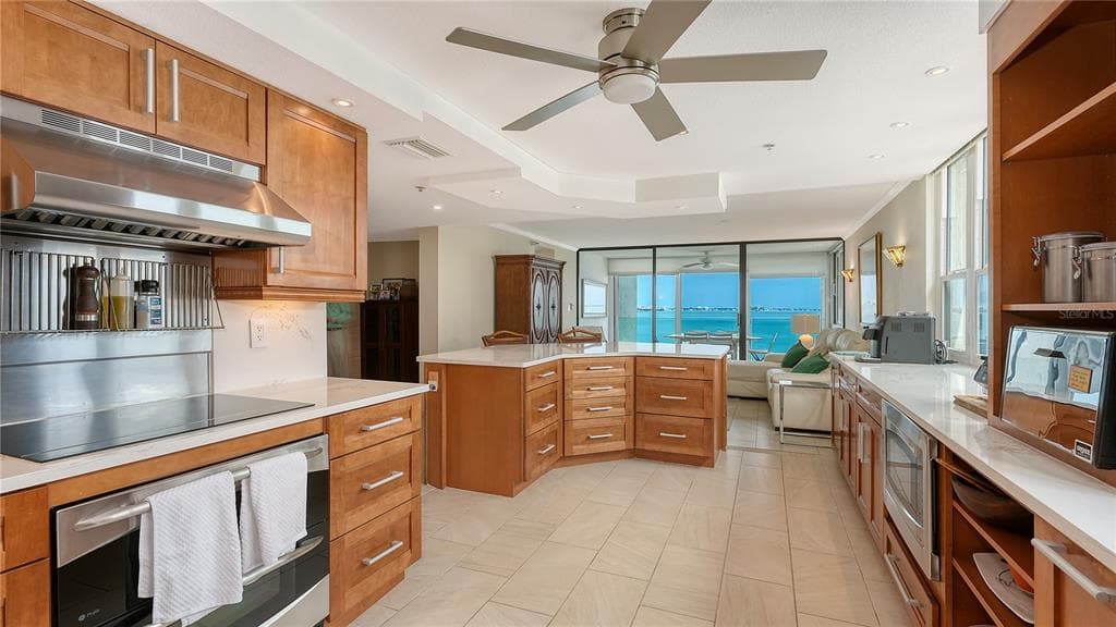 99 SUNSET DRIVE 401 photo 22