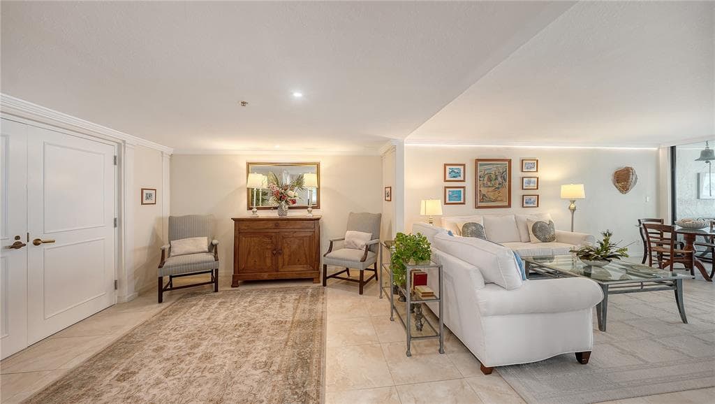99 SUNSET DRIVE 401 photo 5