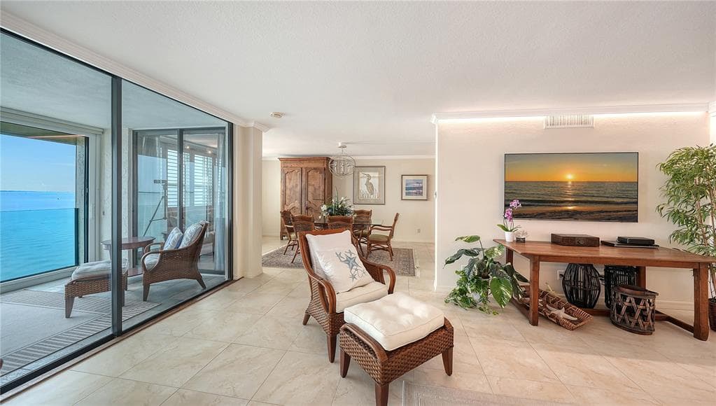 99 SUNSET DRIVE 401 photo 15