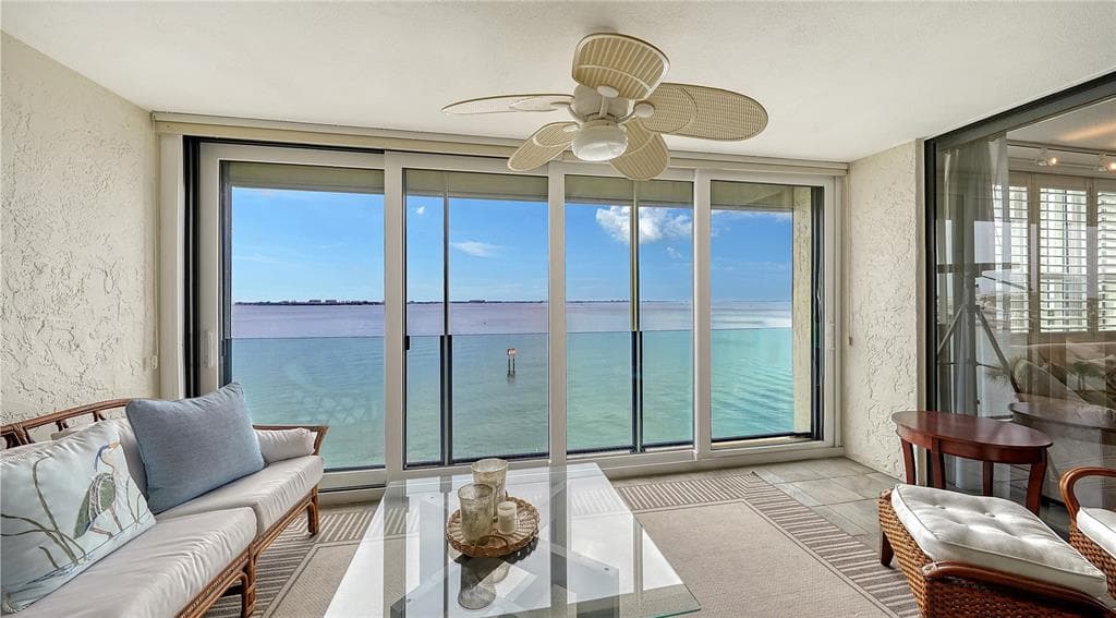 99 SUNSET DRIVE 401 photo 11