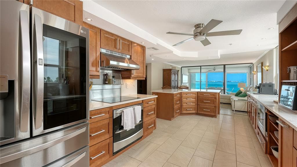 99 SUNSET DRIVE 401 photo 21