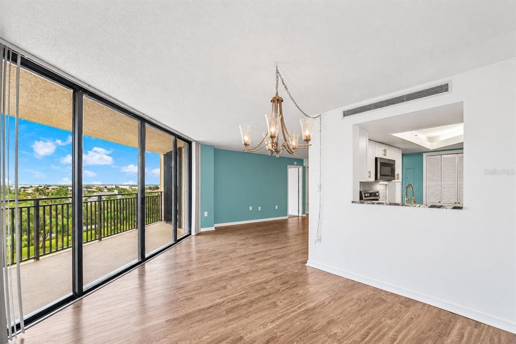 690 ISLAND WAY 606 photo 23