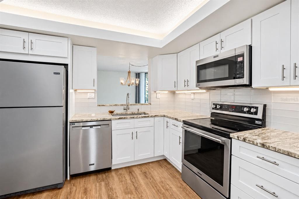 690 ISLAND WAY 606 photo 2