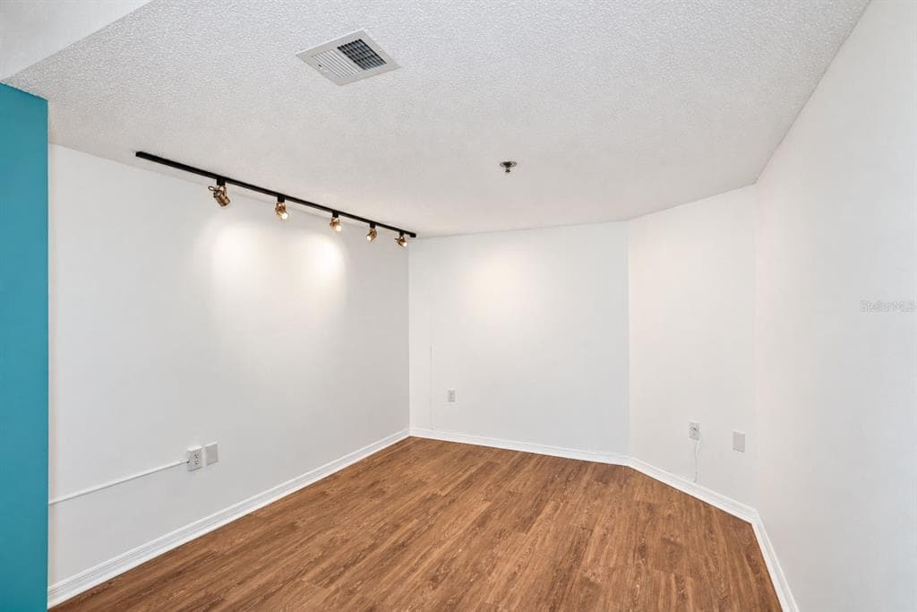 690 ISLAND WAY 606 photo 17