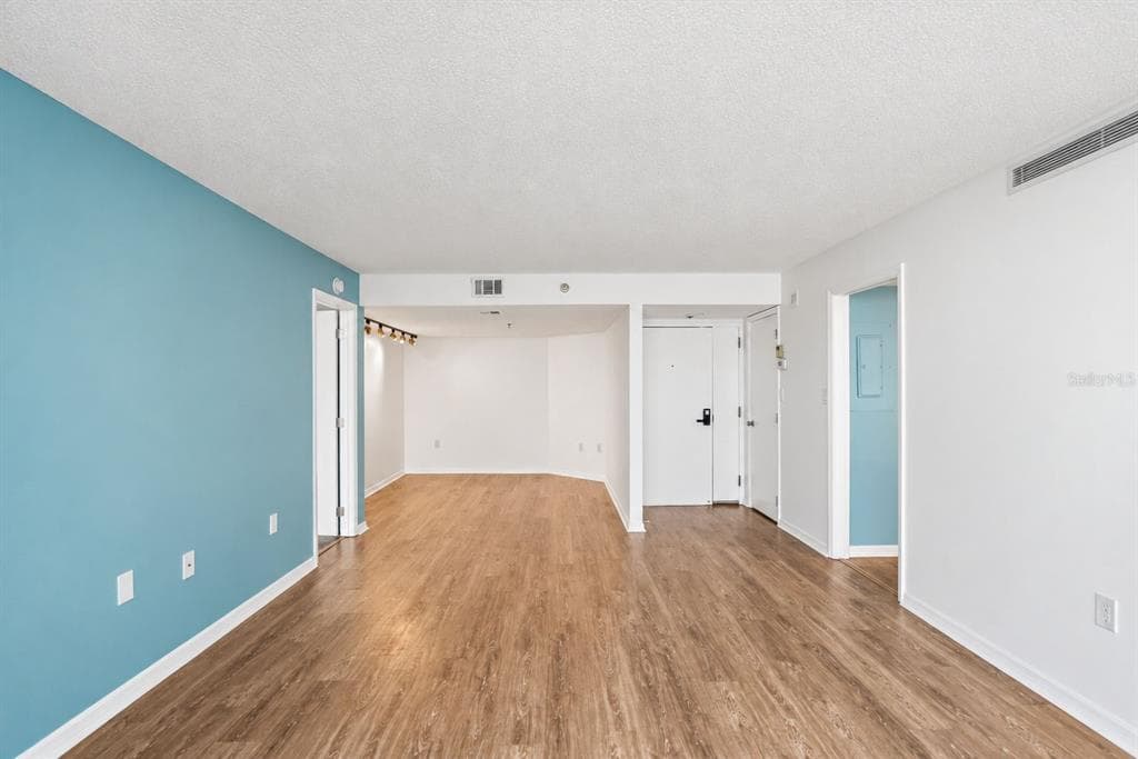 690 ISLAND WAY 606 photo 12