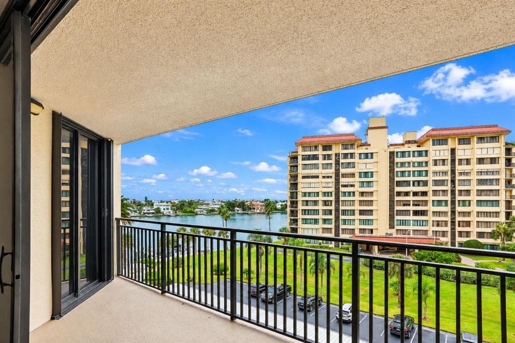 690 ISLAND WAY 606 photo 18