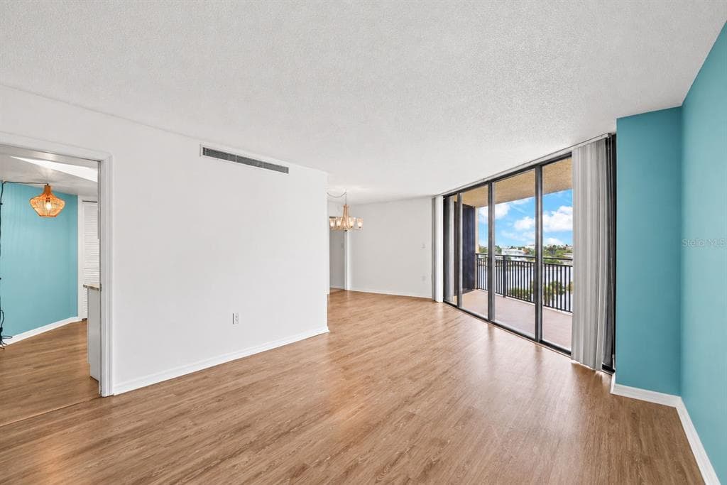 690 ISLAND WAY 606 photo 11