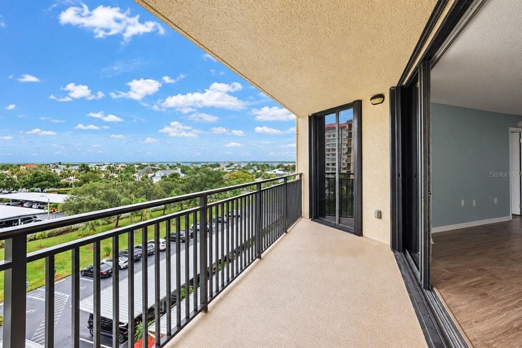 690 ISLAND WAY 606 photo 19