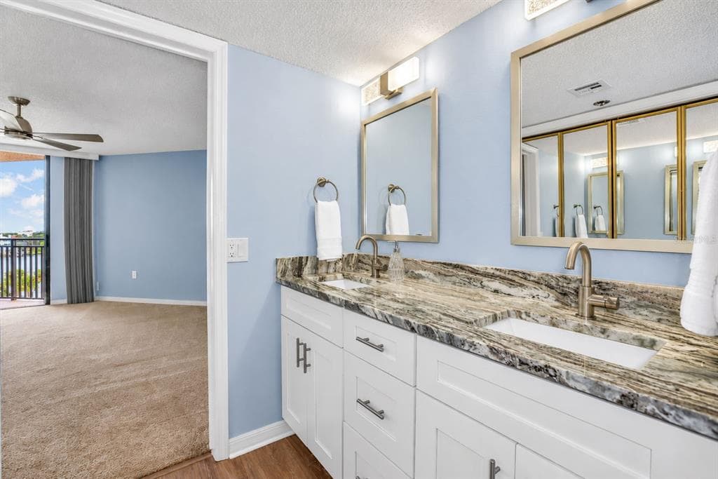 690 ISLAND WAY 606 photo 4