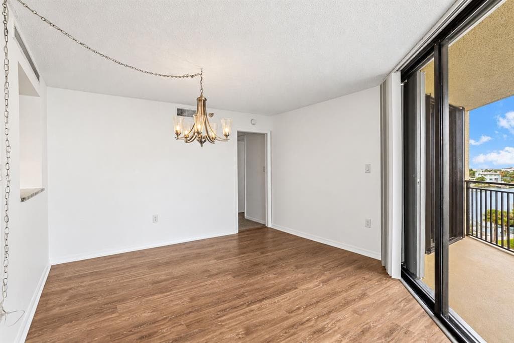 690 ISLAND WAY 606 photo 21