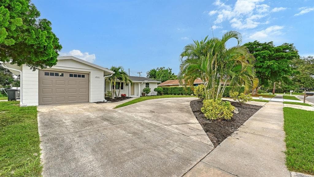 2610 REGATTA DRIVE photo 4