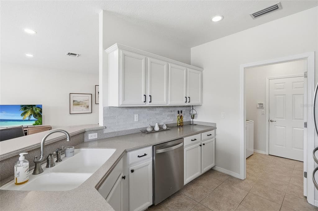 8631 LAKE FRONT COURT photo 8