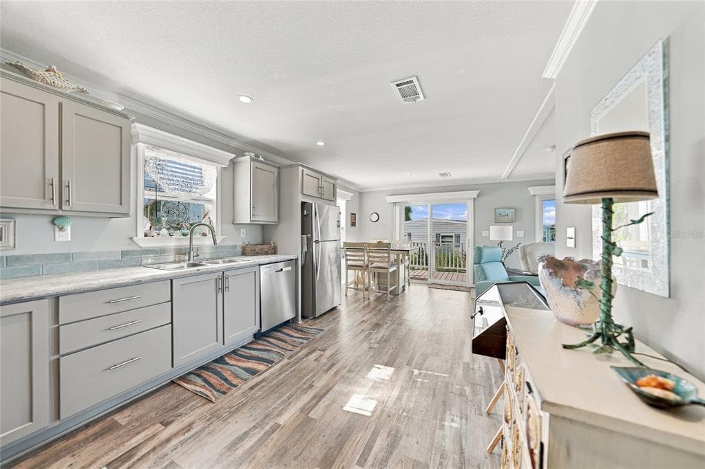 734 BLACKBURN BOULEVARD photo 11