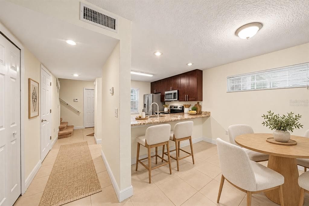 6915 LAKEVIEW COURT photo 6
