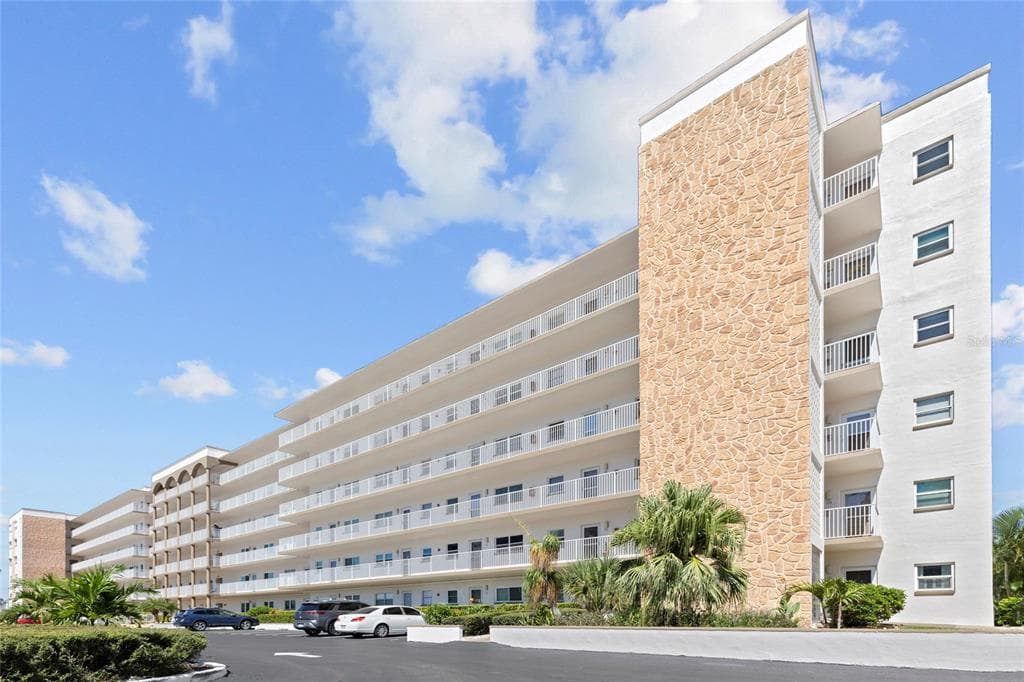6075 SHORE BOULEVARD S 411 photo 2