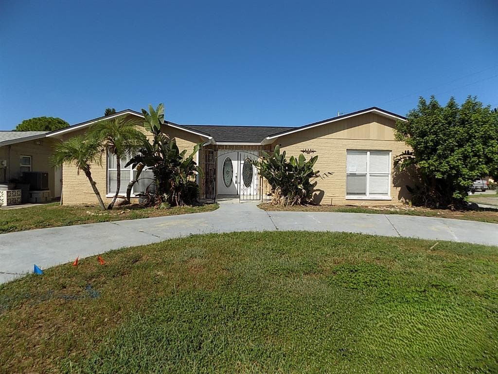 13701 GARRIS DRIVE photo 1