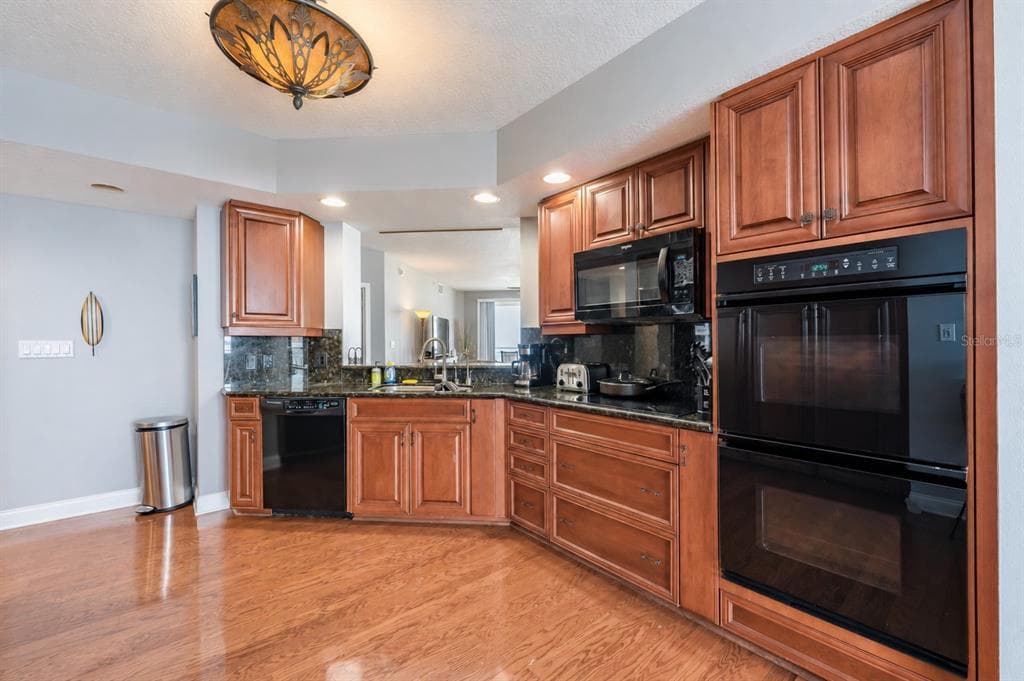 10 PAPAYA STREET 1006 photo 17