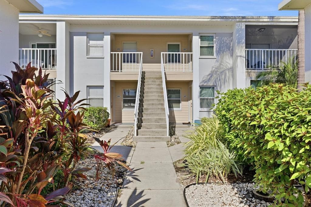 427 CERROMAR LANE 356 photo 3