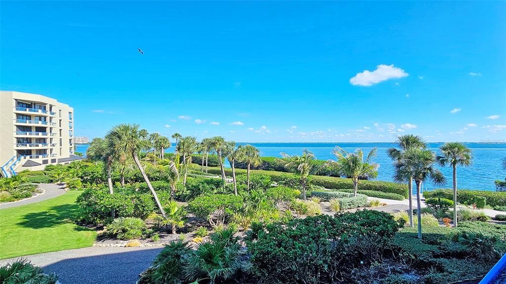 2110 HARBOURSIDE DRIVE 523 photo 5