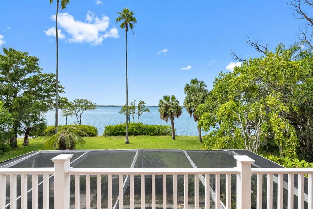 600 SHORE DRIVE E photo 2