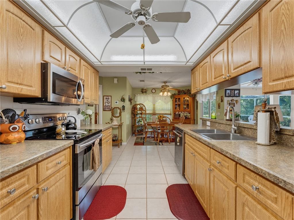 9121 BELLAMY COURT photo 18
