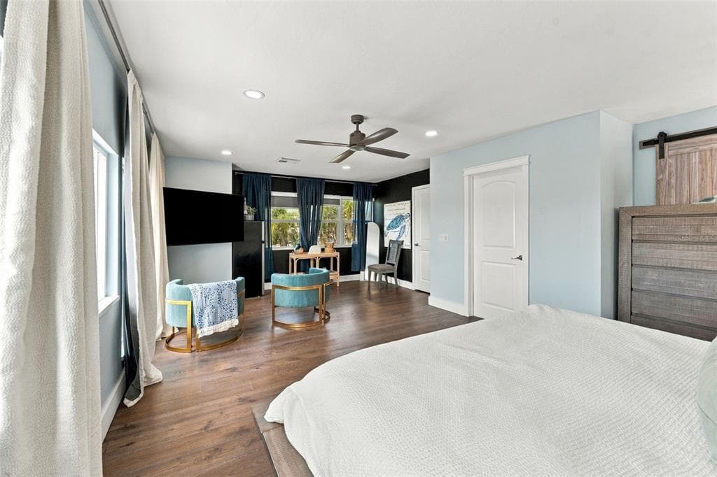 135 HARBOR DRIVE photo 24