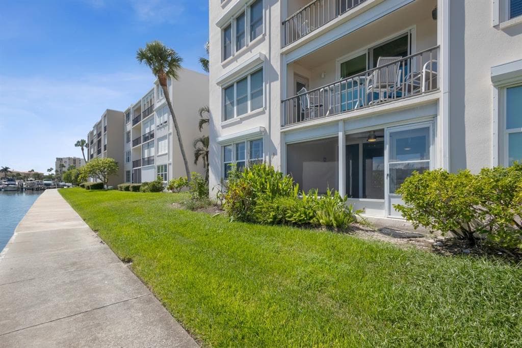 7645 SUN ISLAND DRIVE S 101 photo 2