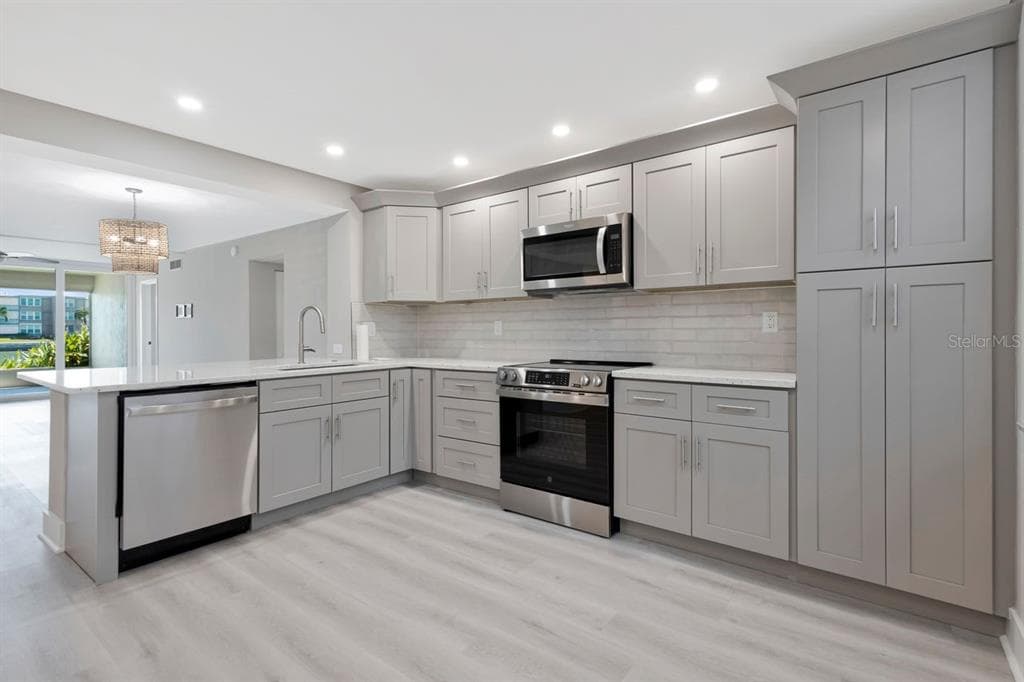 7645 SUN ISLAND DRIVE S 101 photo 6