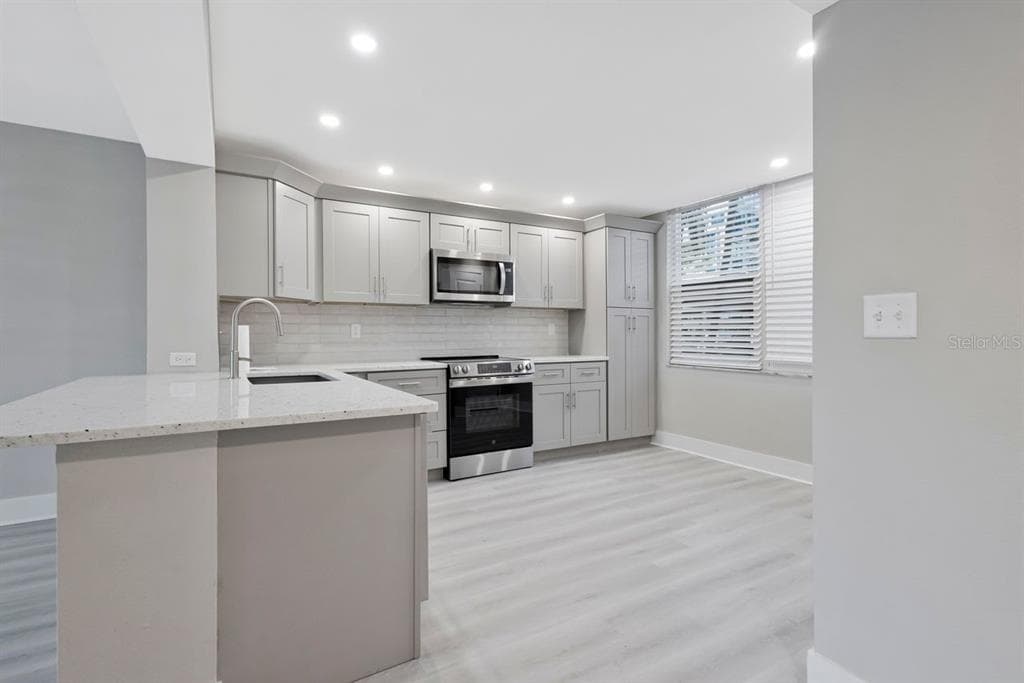 7645 SUN ISLAND DRIVE S 101 photo 5