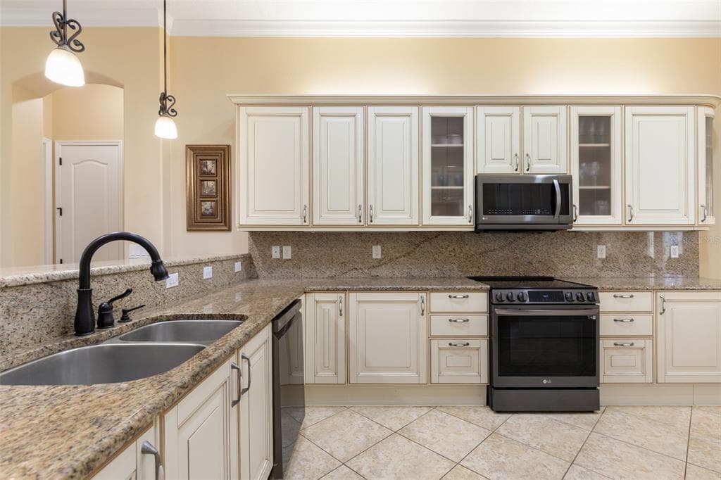 25 EMERALD LAKE COURT photo 6