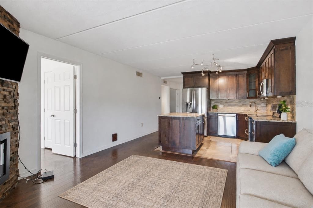 821 DELEON COURT 109 photo 13