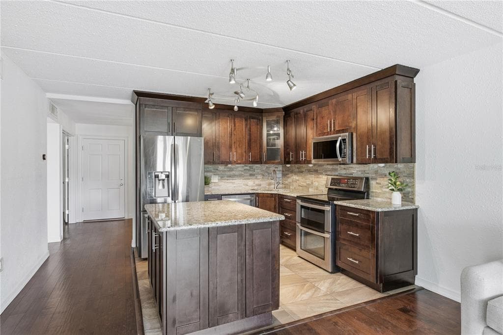 821 DELEON COURT 109 photo 12