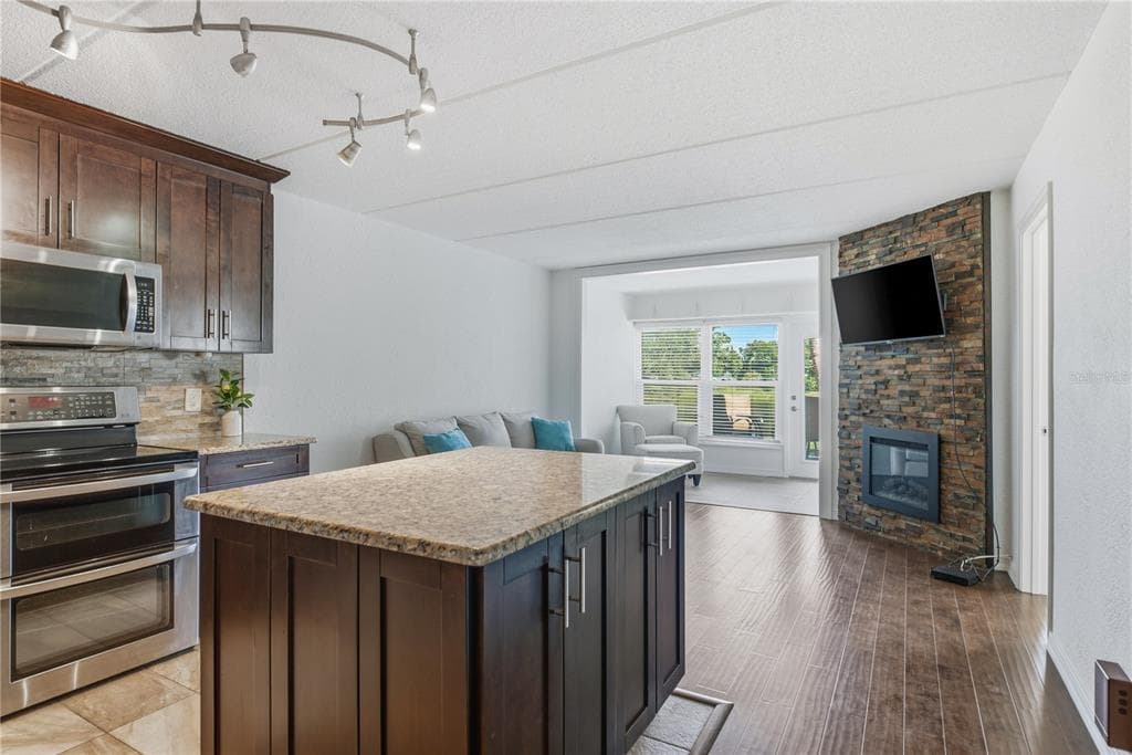 821 DELEON COURT 109 photo 9