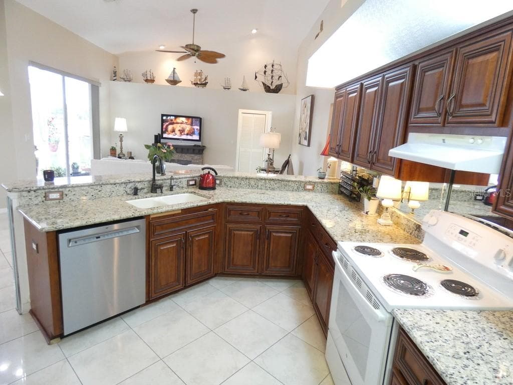 7655 VIENNA LANE photo 14