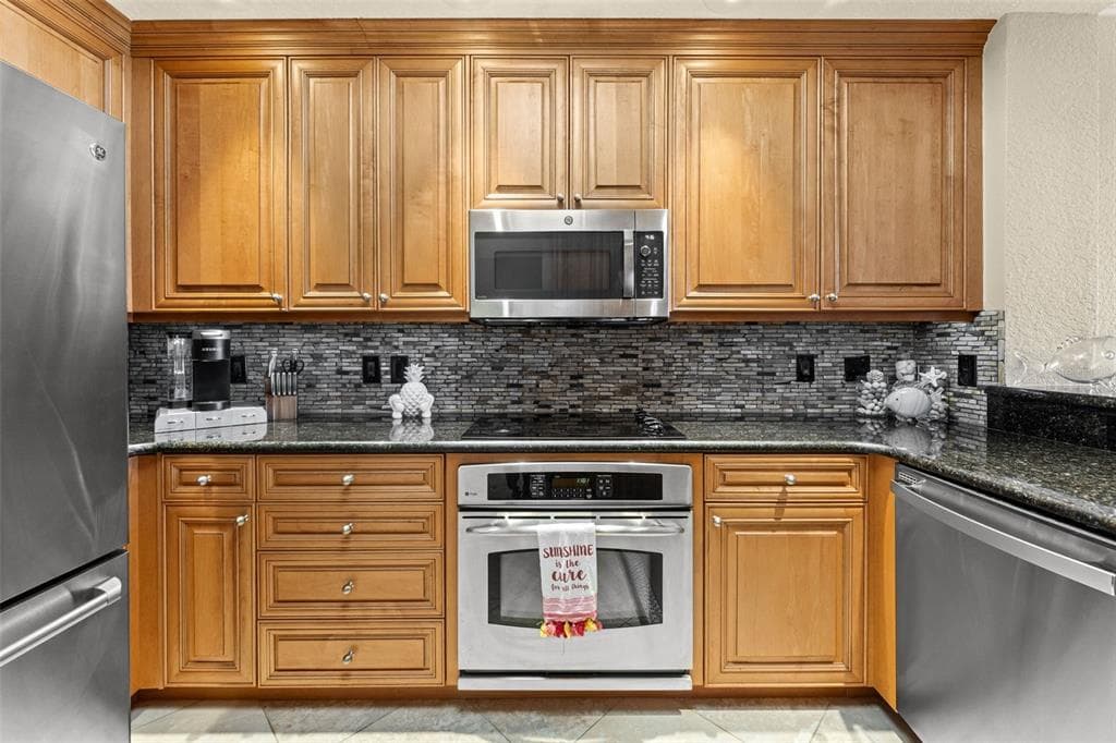 261 MINORCA BEACH WAY 804 photo 9