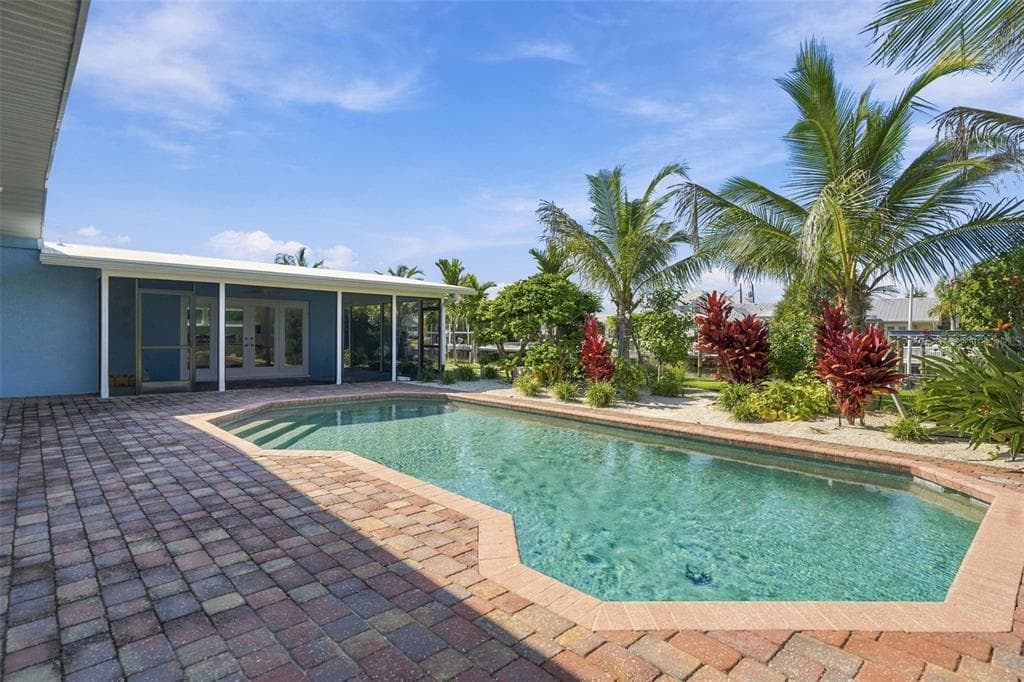 528 KEY ROYALE DRIVE photo 3