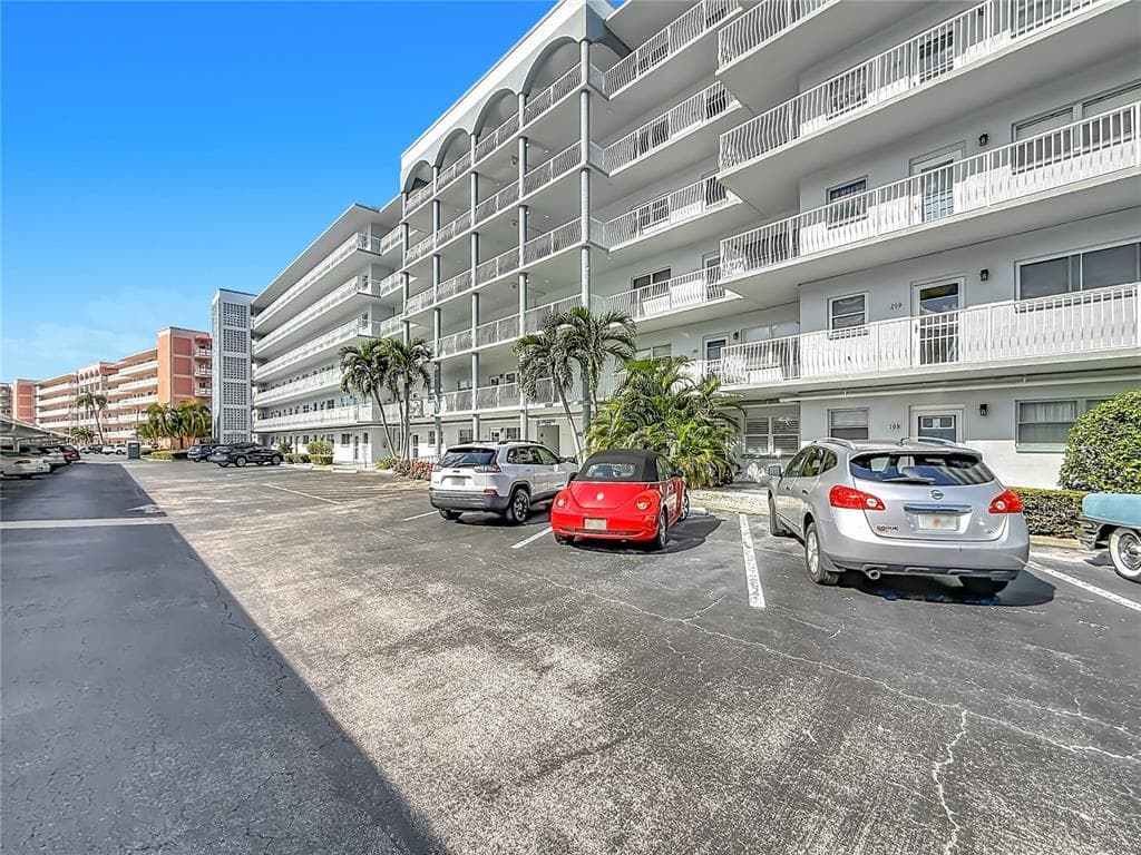 5925 SHORE BOULEVARD S 611 photo 2