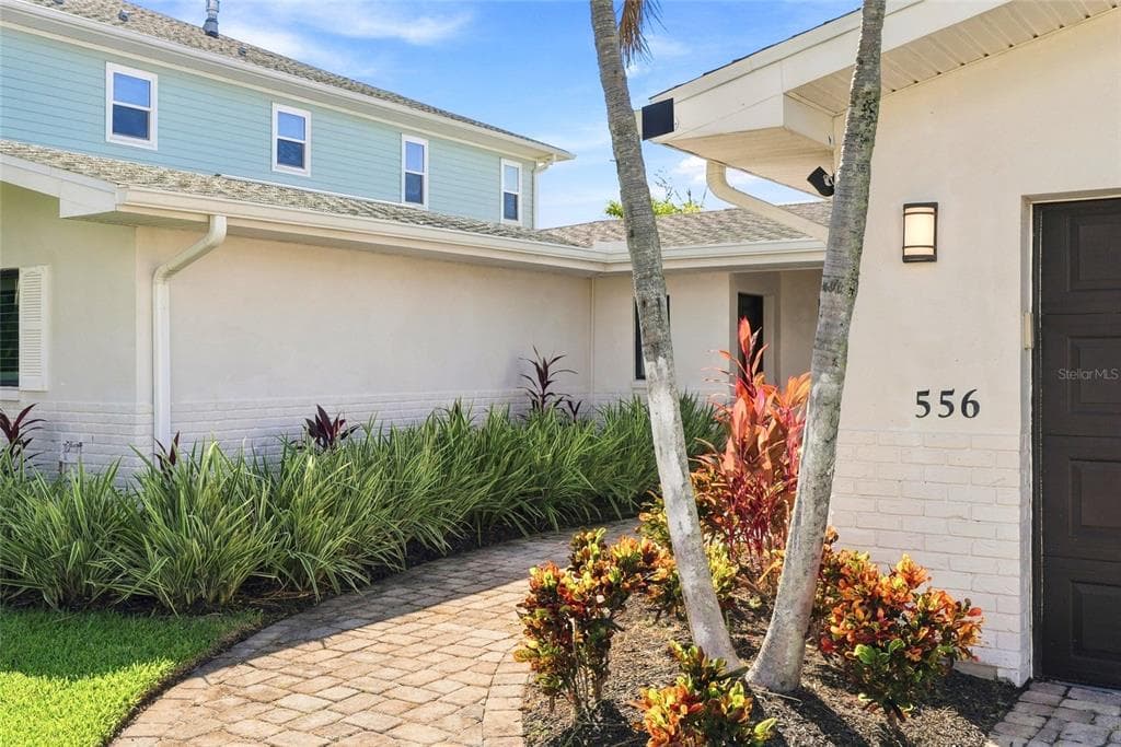 556 JOHNS PASS AVENUE photo 2