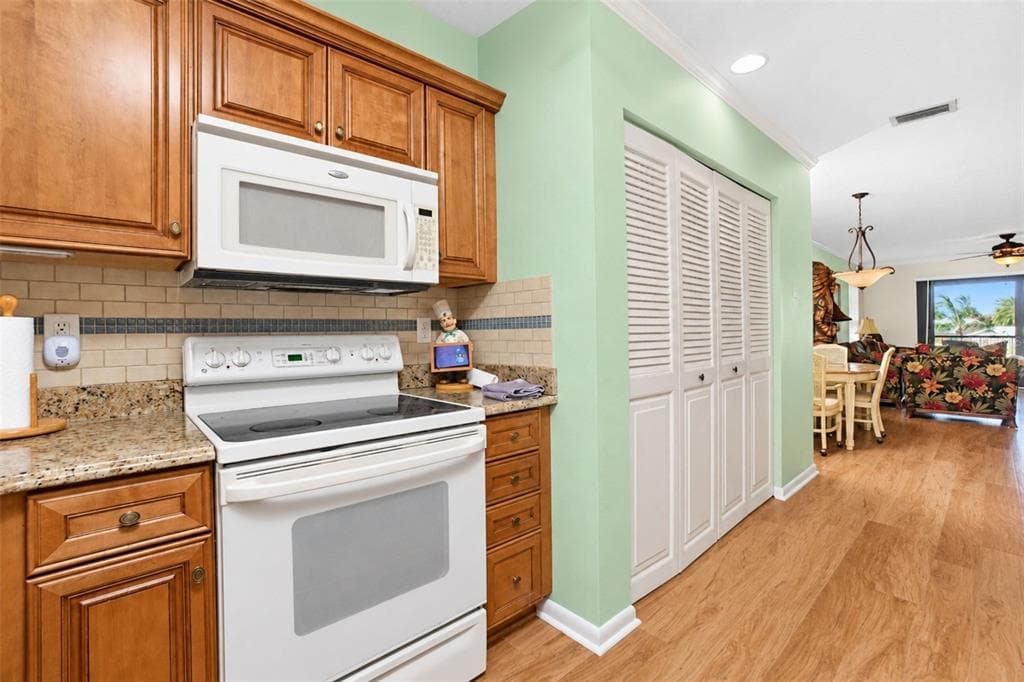 150 ENGLEWOOD ISLES PARKWAY 508 photo 12