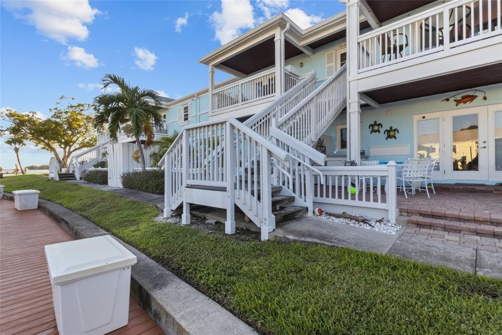 5202 BEACH DRIVE SE D photo 2