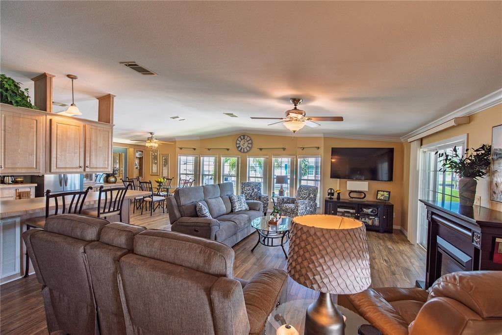 35 EMDEN CIRCLE photo 2