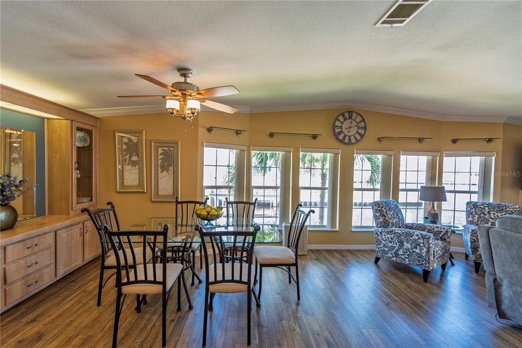 35 EMDEN CIRCLE photo 6