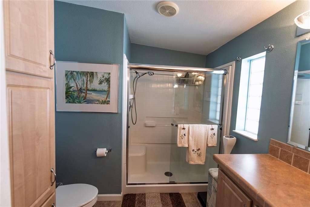 35 EMDEN CIRCLE photo 13