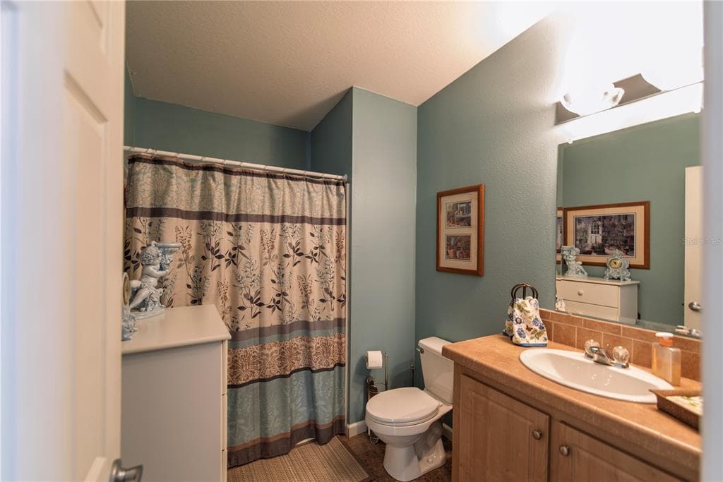 35 EMDEN CIRCLE photo 16